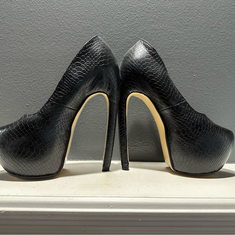 Black with snake skin look Sz10
Never worn